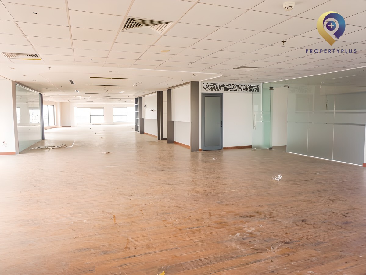 Sảnh lễ tân rộng rãi với quầy tiếp tân và ghế chờ tại Ngọc Khánh Plaza